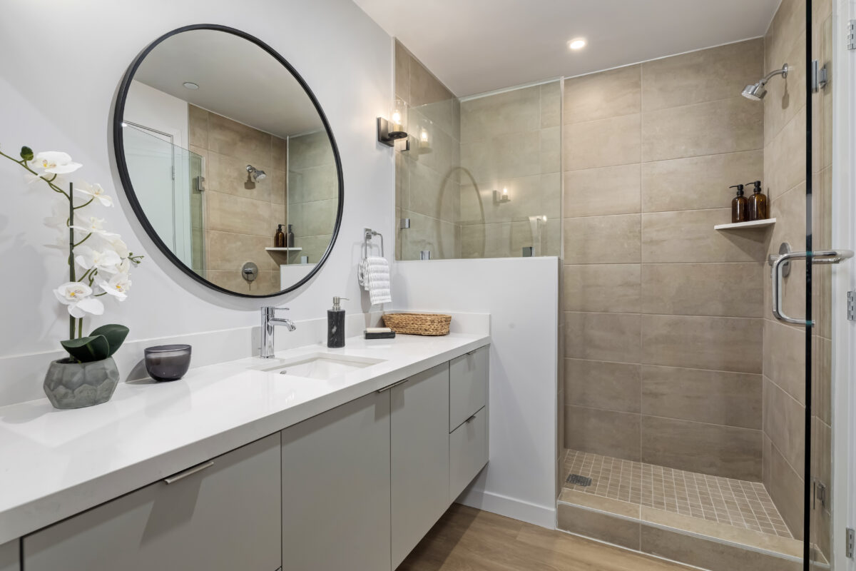 bathroom with walk in shower stall